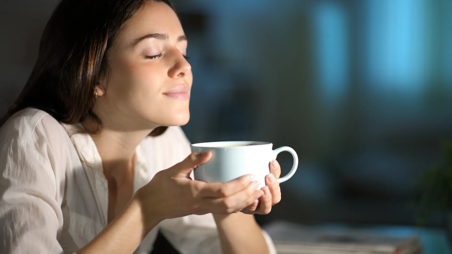 コーヒーを飲む女性