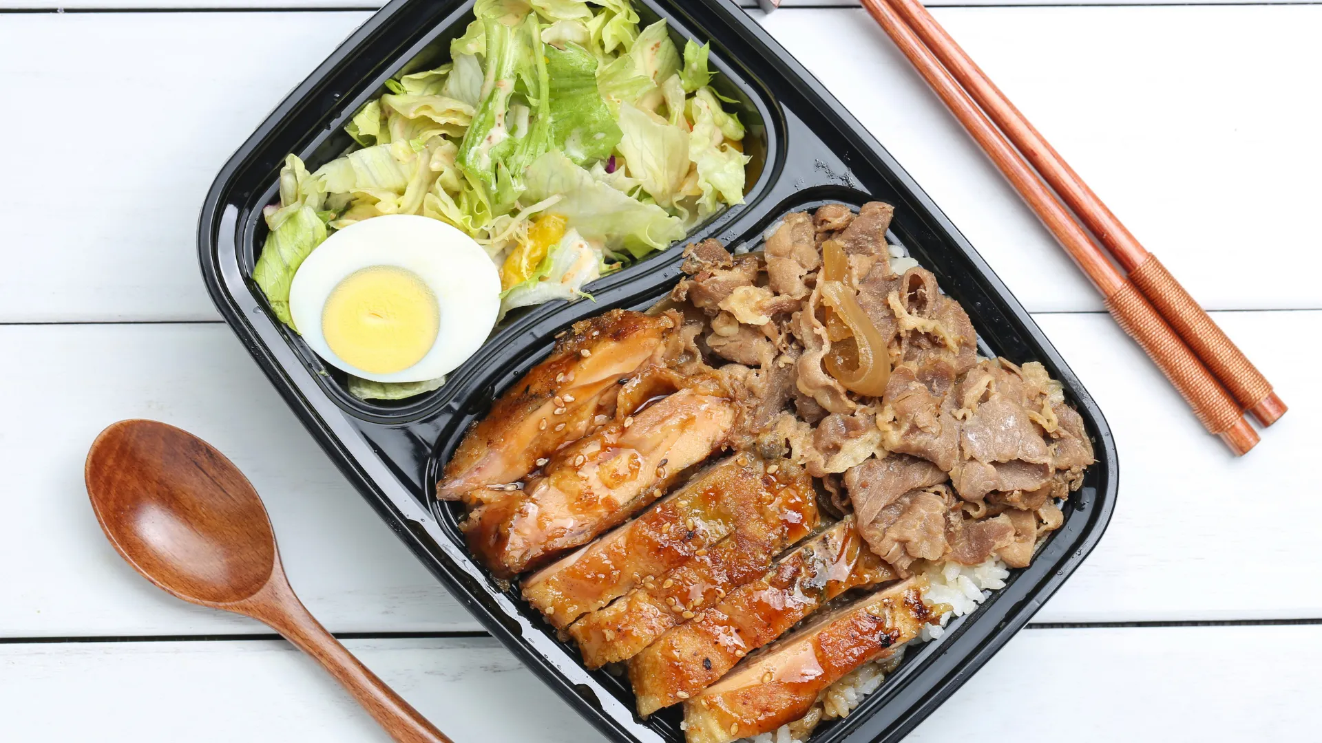 肉と野菜炒めの弁当