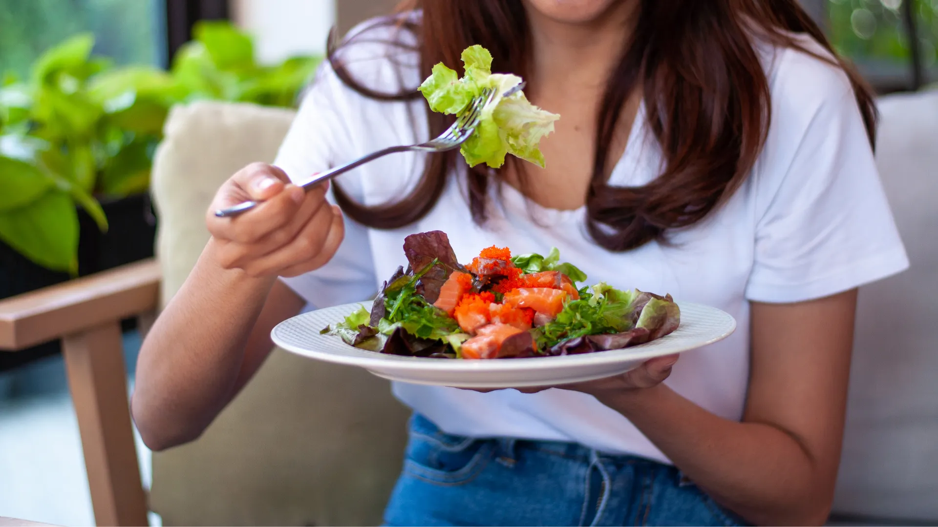野菜を食べる女性