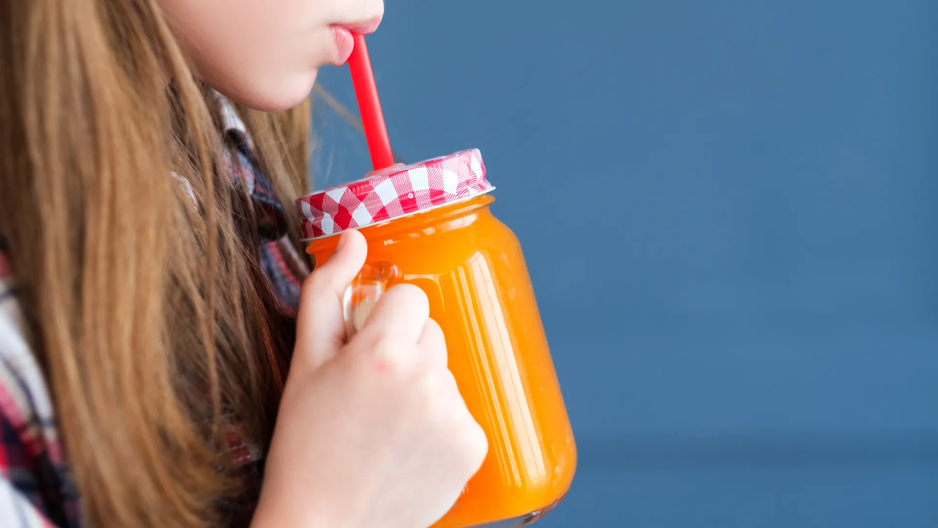 ドリンクを飲む女性
