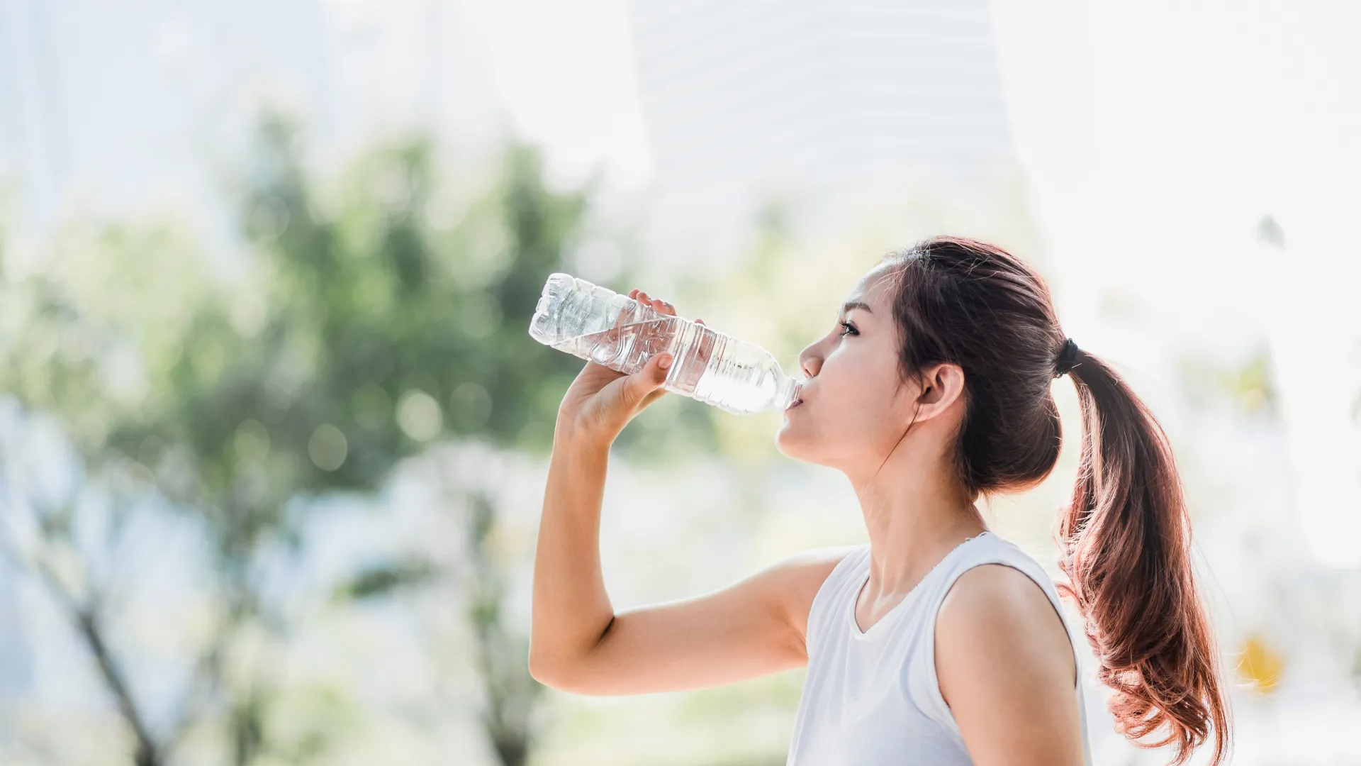 水を飲む女性