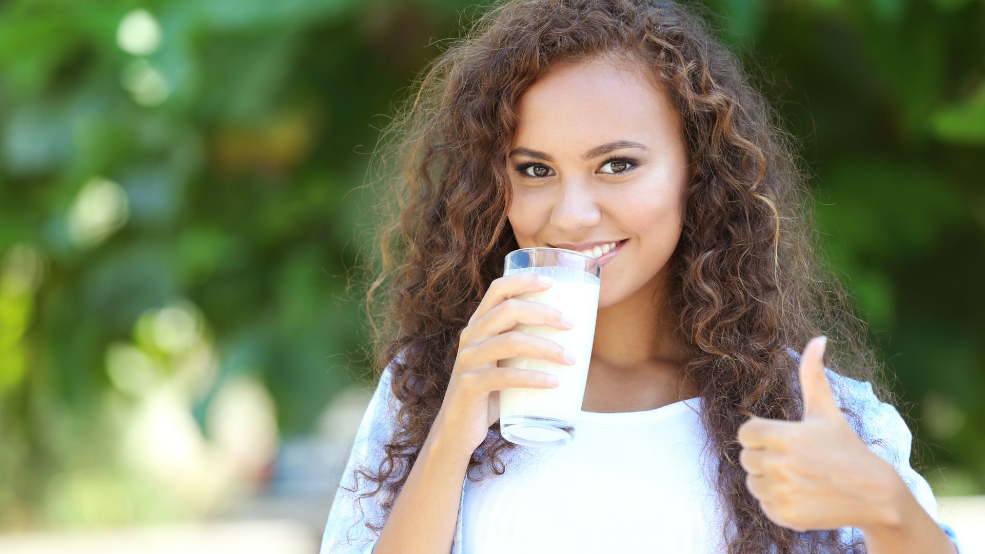 牛乳を飲む女性