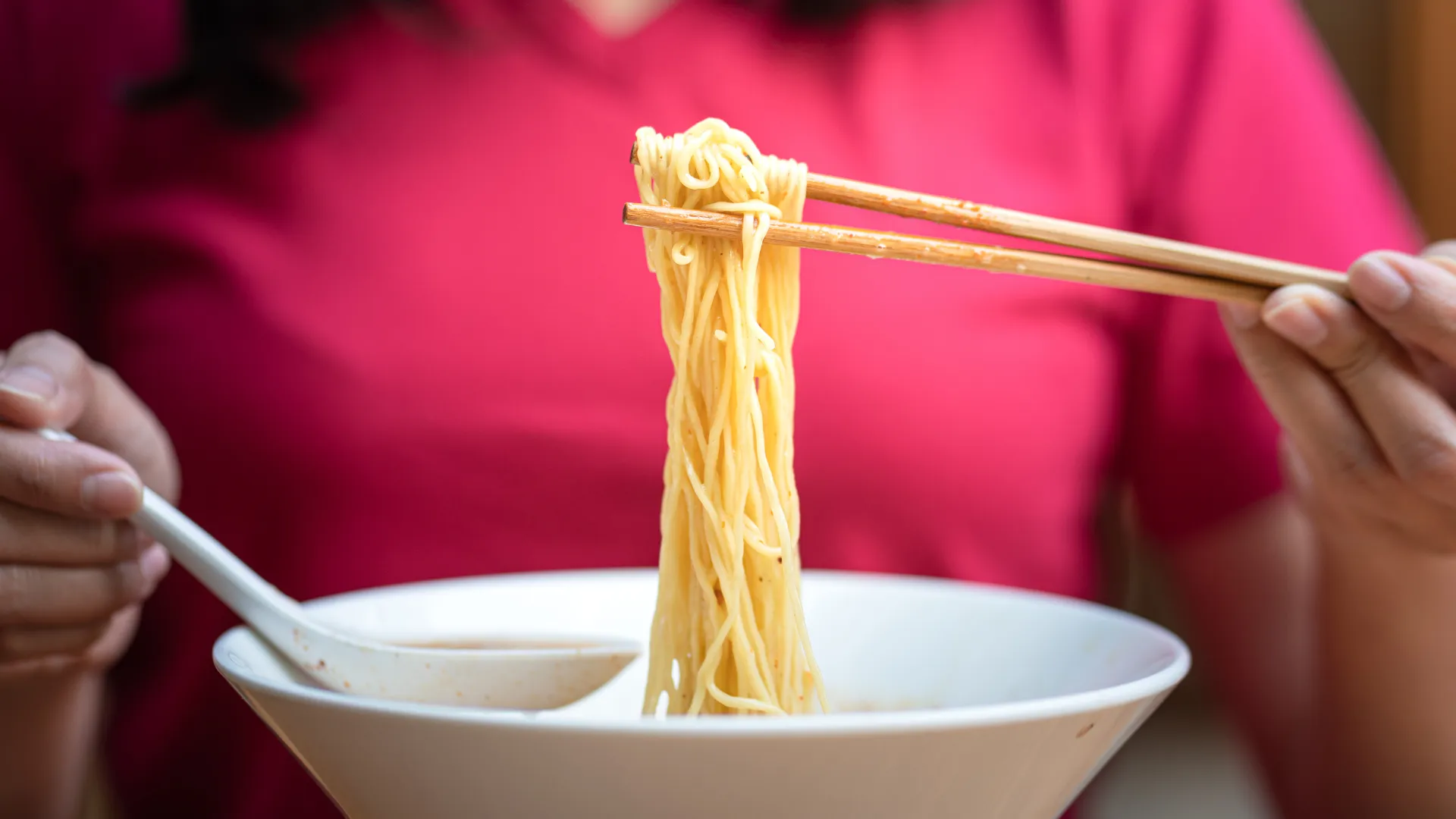 ラーメンを食べる人