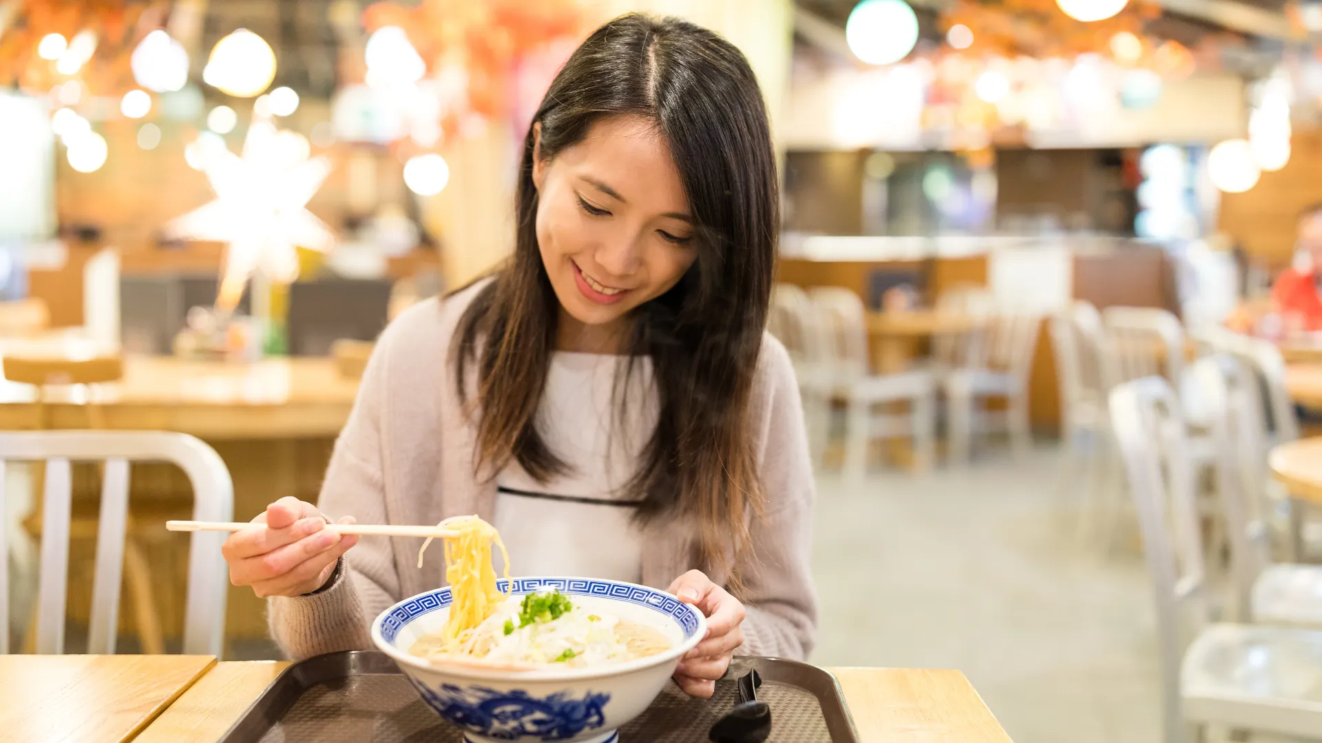 ラーメンを食べる女性