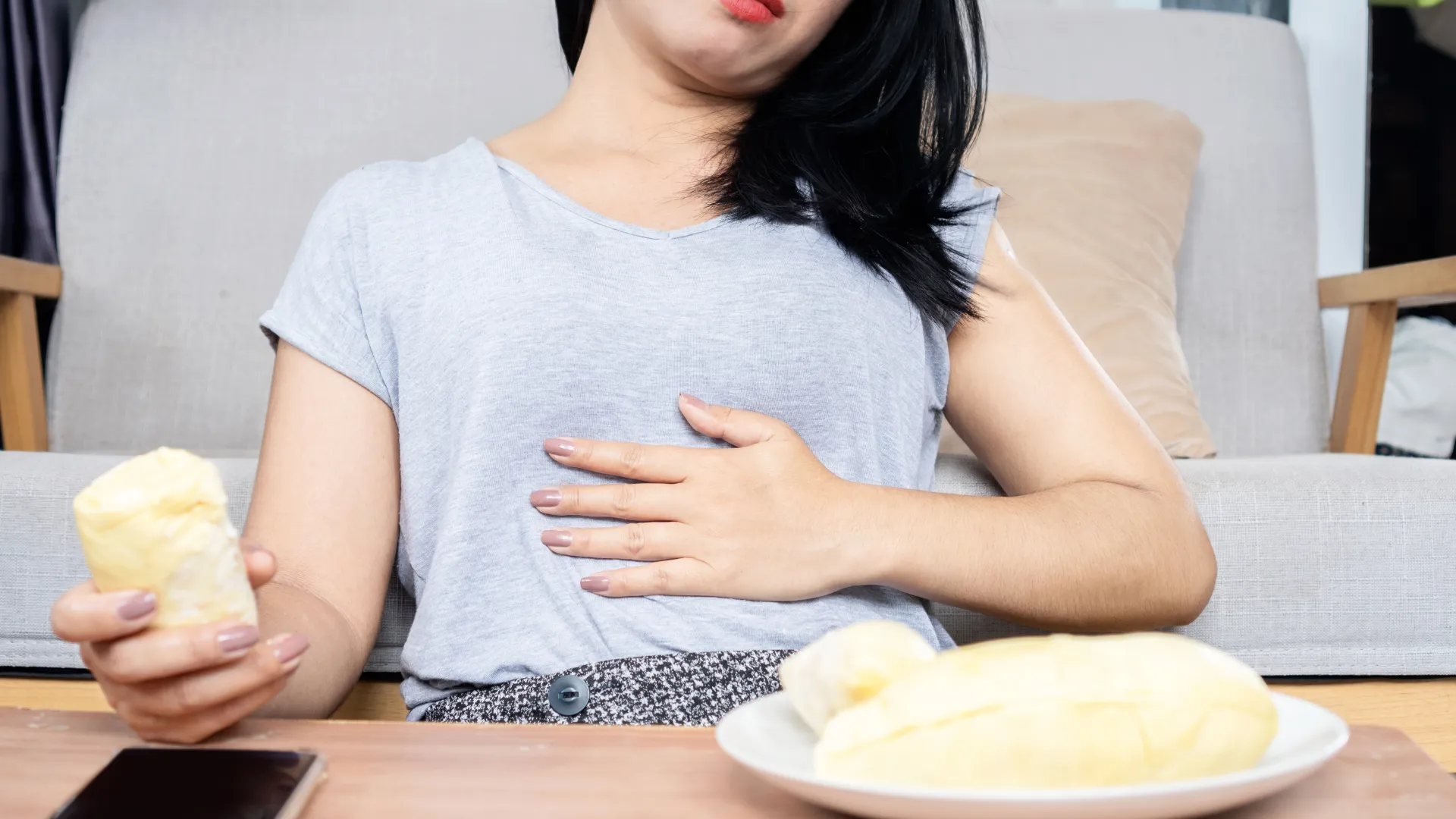 食べ過ぎた女性