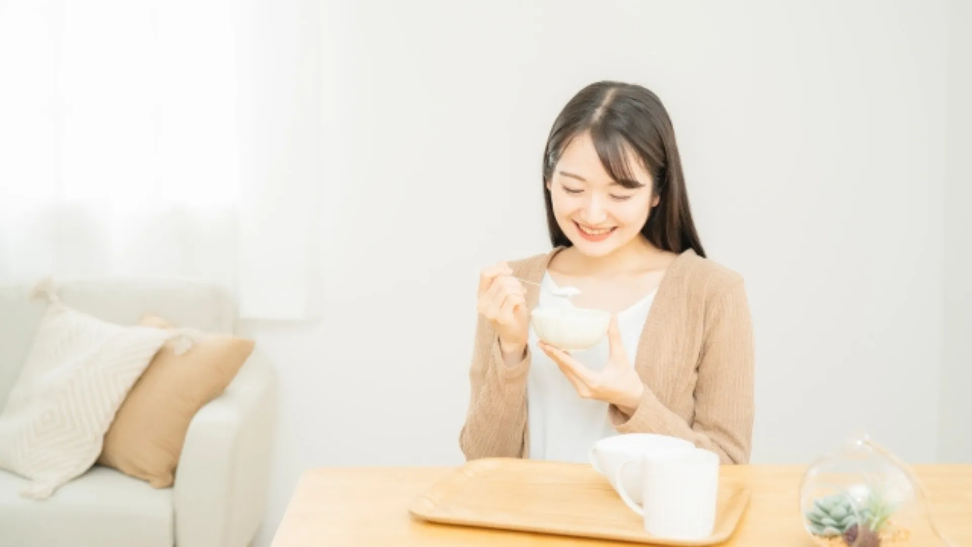 朝食を食べる女性