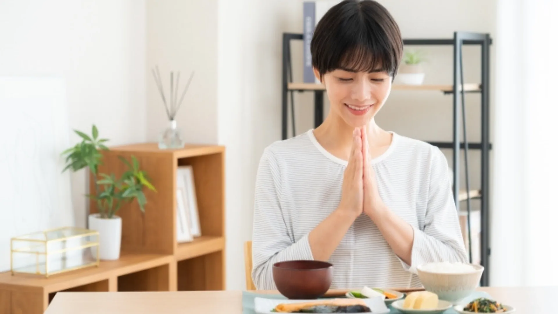 これからご飯を食べる女性