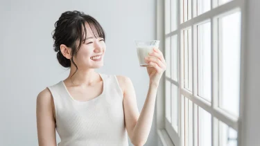 ヨーグルトを飲む女性