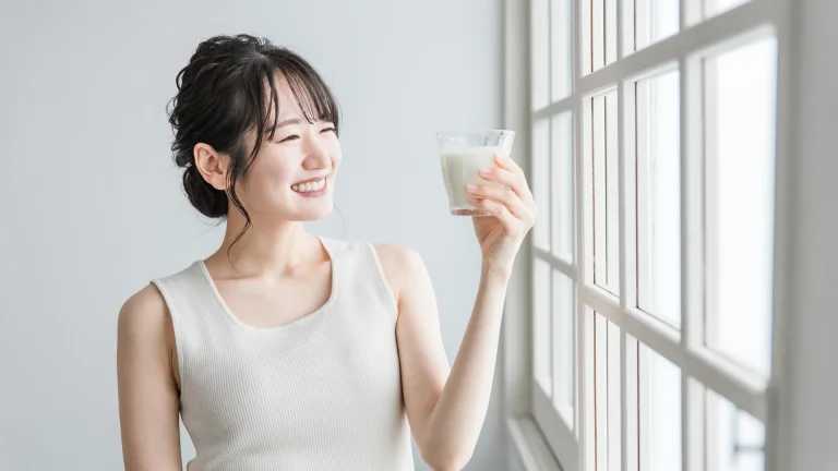 ヨーグルトを飲む女性